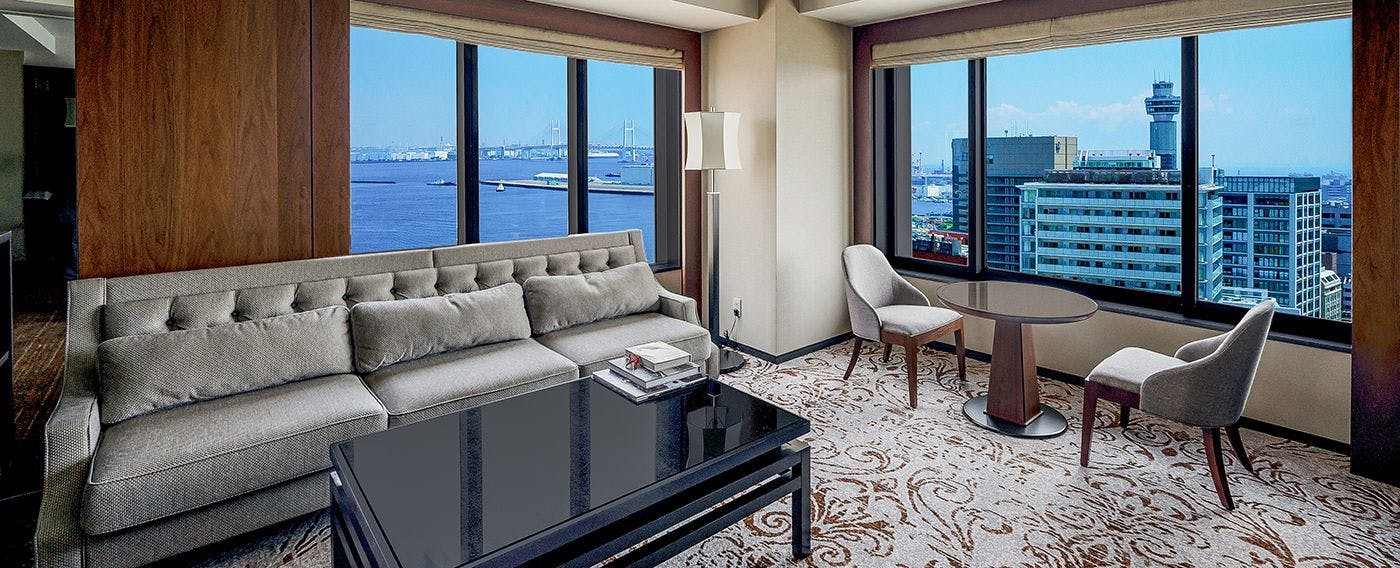 【ゲストルーム】ベイビュースイートからはベイブリッジを望む横浜らしい美しい眺望をお楽しみいただけます