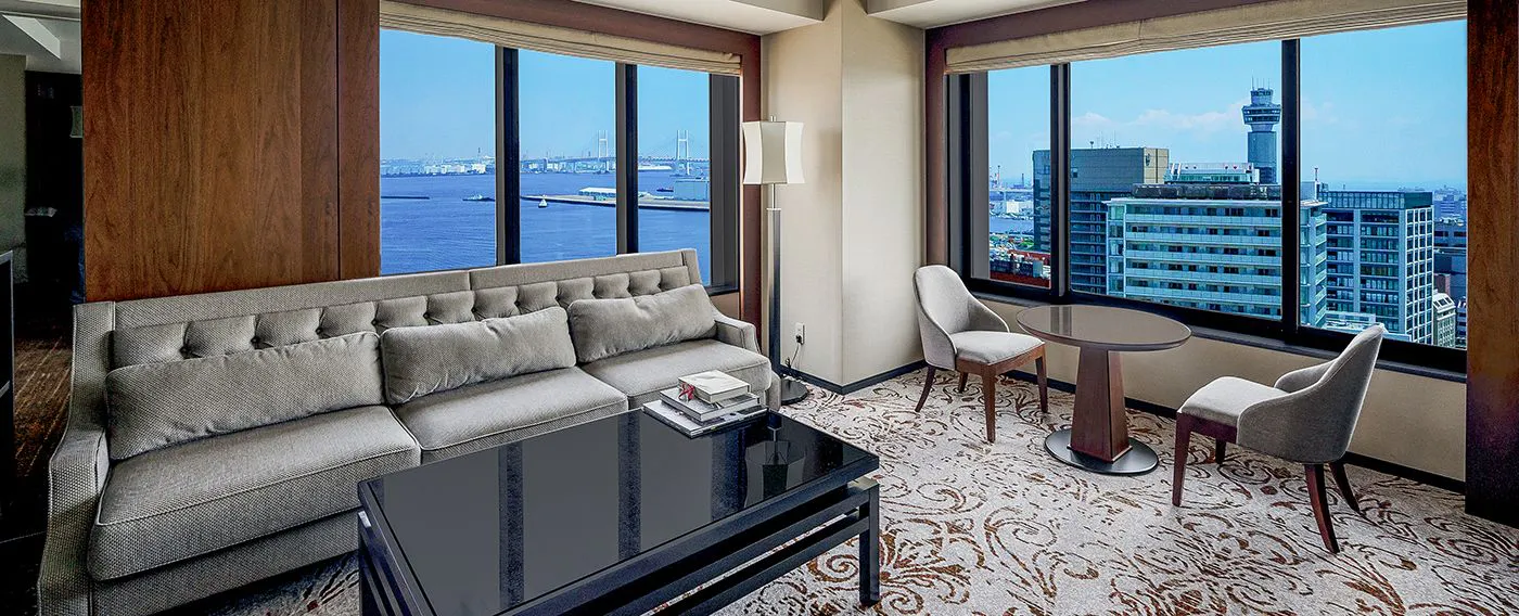 【ゲストルーム】ベイビュースイートからはベイブリッジを望む横浜らしい美しい眺望をお楽しみいただけます