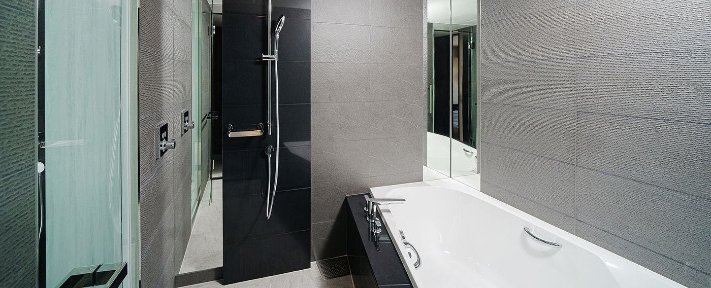 【バスルーム】洗い場やレインシャワーを備えたバスルーム。バスタイムもゆっくりとお寛ぎください。