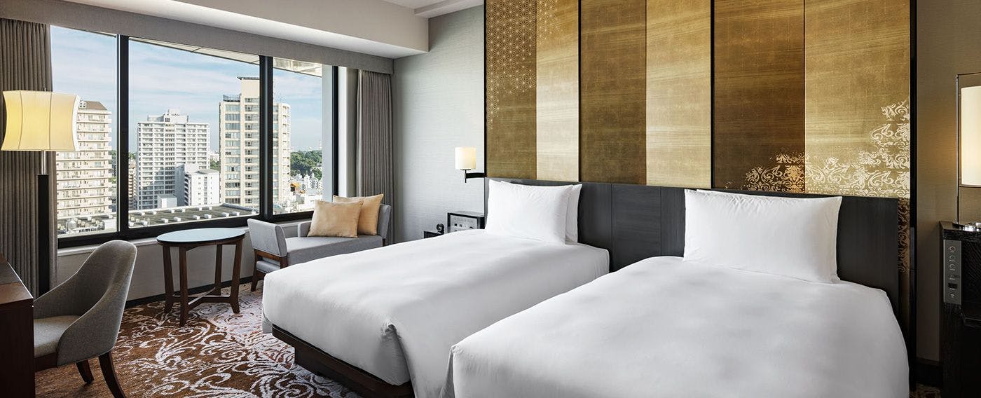 【ゲストルーム】日本の伝統美と“最高のおもてなしの心”を象徴する、屏風のヘッドボードが印象的な客室