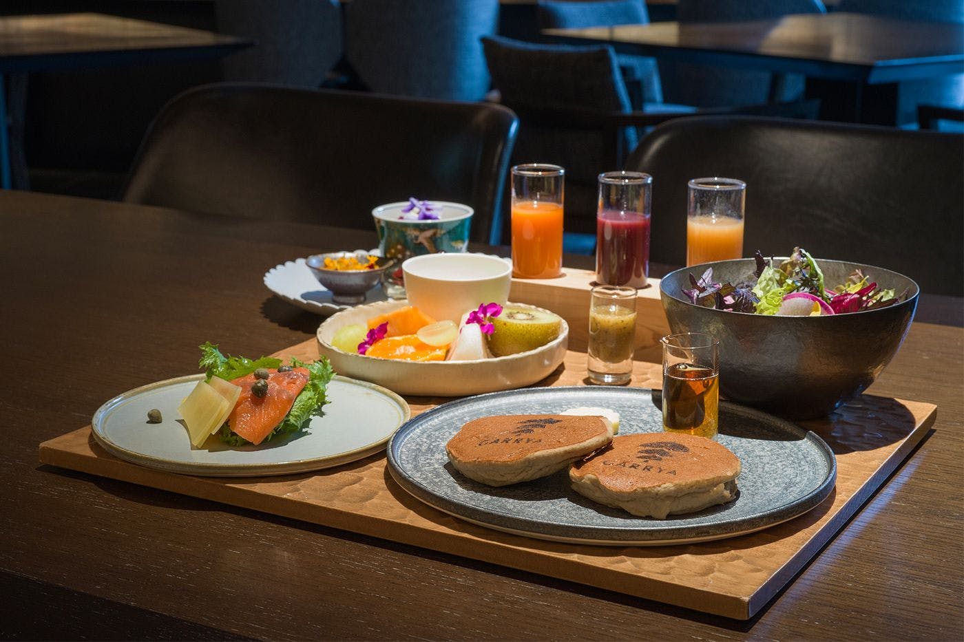 웰빙에 초점을 맞춘 몸에 부담 없는 조식으로 하루를 시작해 보세요.