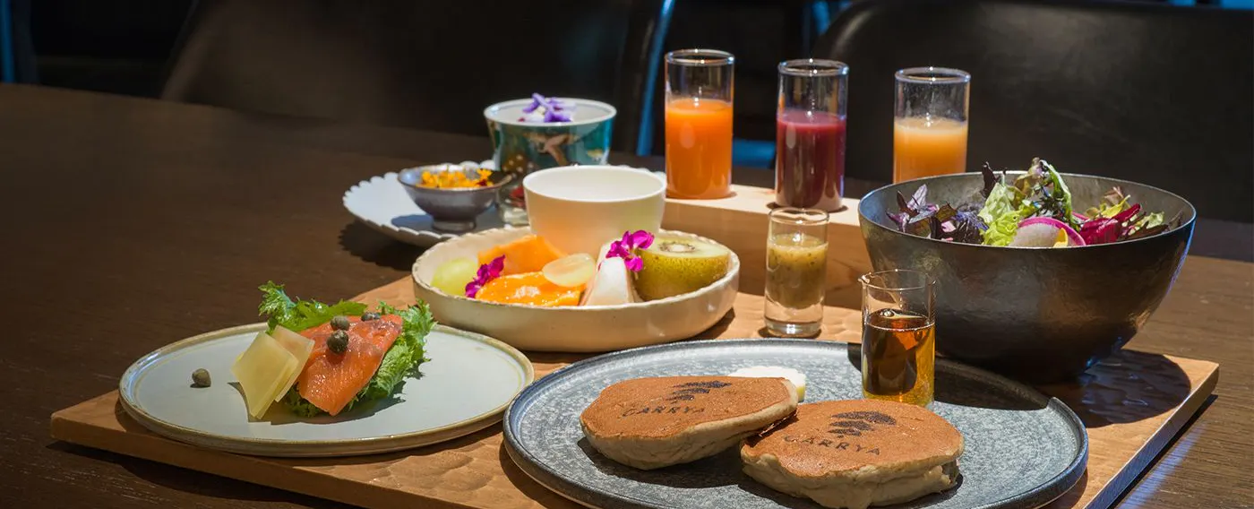 웰빙에 초점을 맞춘 몸에 부담 없는 조식으로 하루를 시작해 보세요.