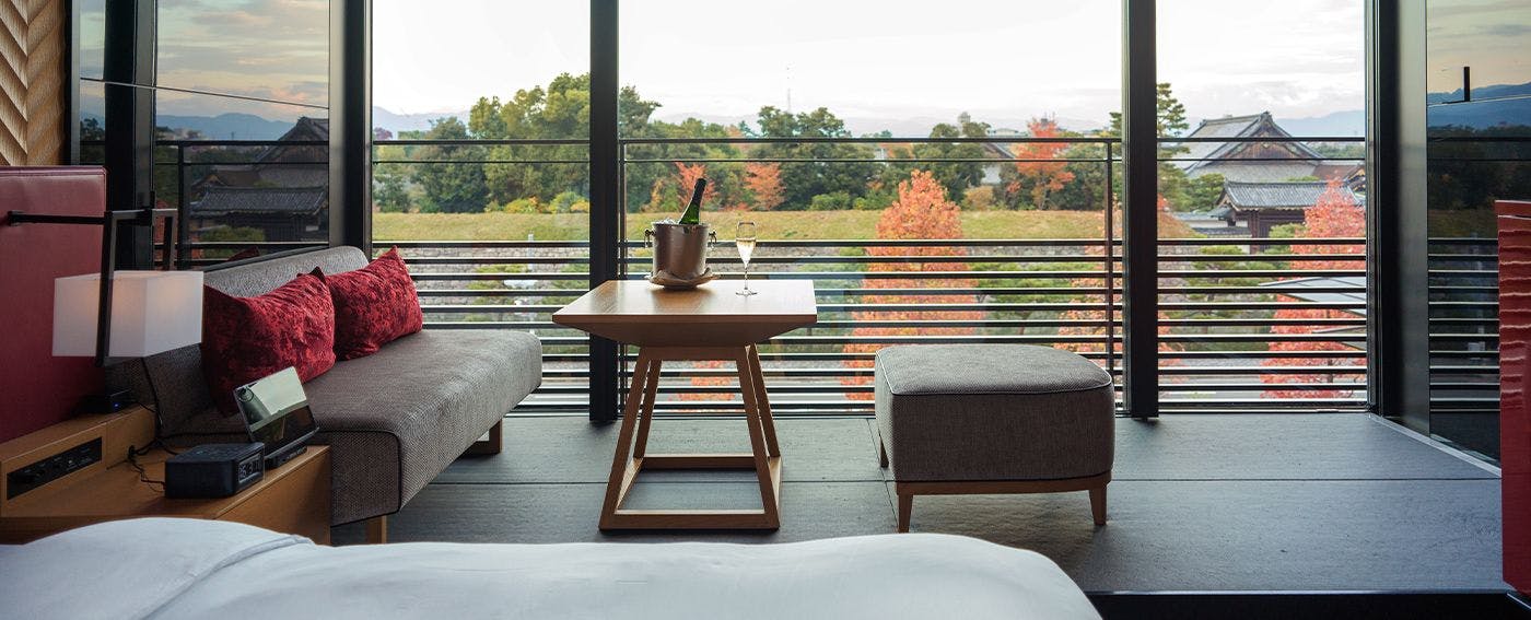 2층 이상의 객실에서는 니조성의 사계절 풍경이 객실 창문 가득 펼쳐집니다.