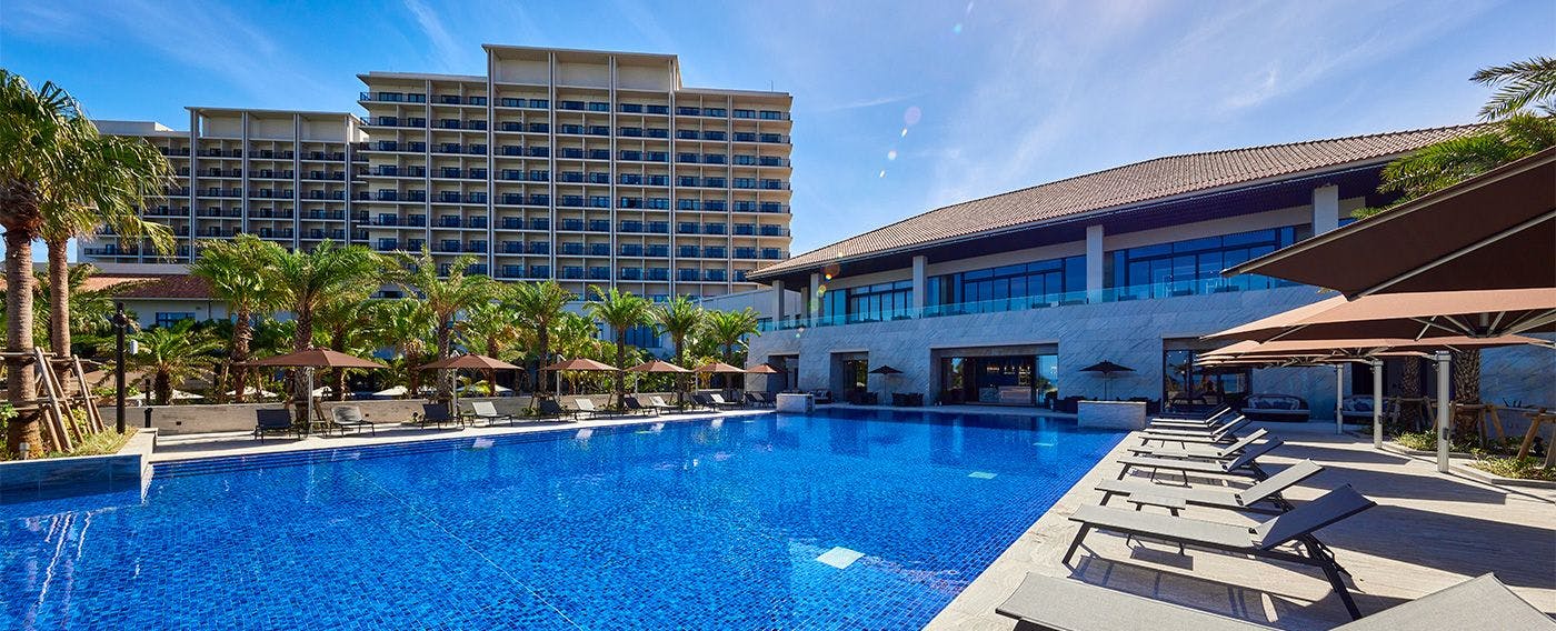 스위트룸 숙소 특전으로 이용 가능한 센터 풀. 혼잡을 걱정하지 않고 즐기실 수 있습니다.