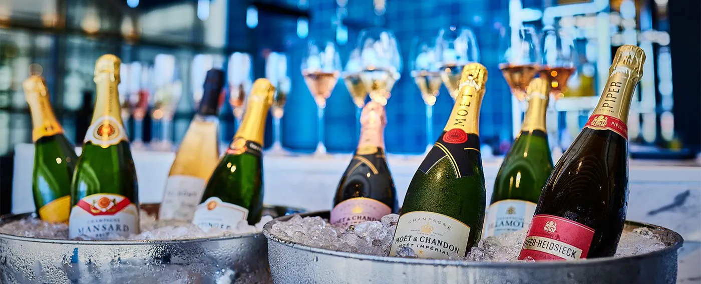 럭셔리한 분위기를 만끽할 수 있는 VIP 풀 바. 샴페인과 칵테일을 무제한으로 즐기세요.