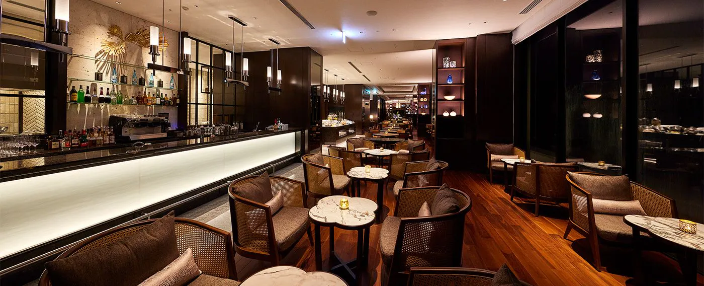 바텐더가 고객님의 취향에 맞는 칵테일을 제공합니다. 호텔의 시그니처 칵테일도 꼭 시도해 보세요.