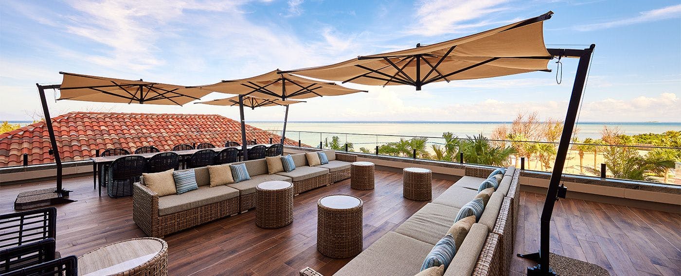 클럽 게스트만 접근 가능한 특별한 테라스 좌석. 음료를 손에 들고 매직 아워를 만끽하세요.