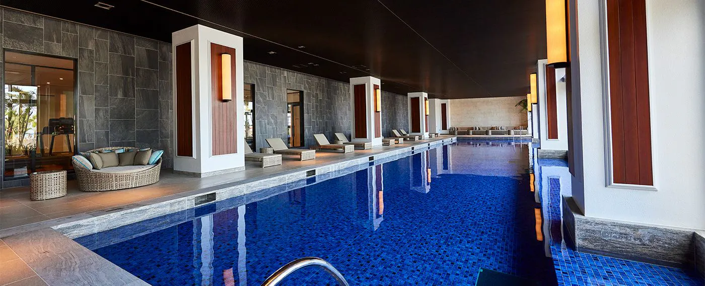 연중 이용 가능한 날씨에 영향을 받지 않는 실내 수영장. 제트 욕조와 키즈 풀도 완비되어 있습니다.