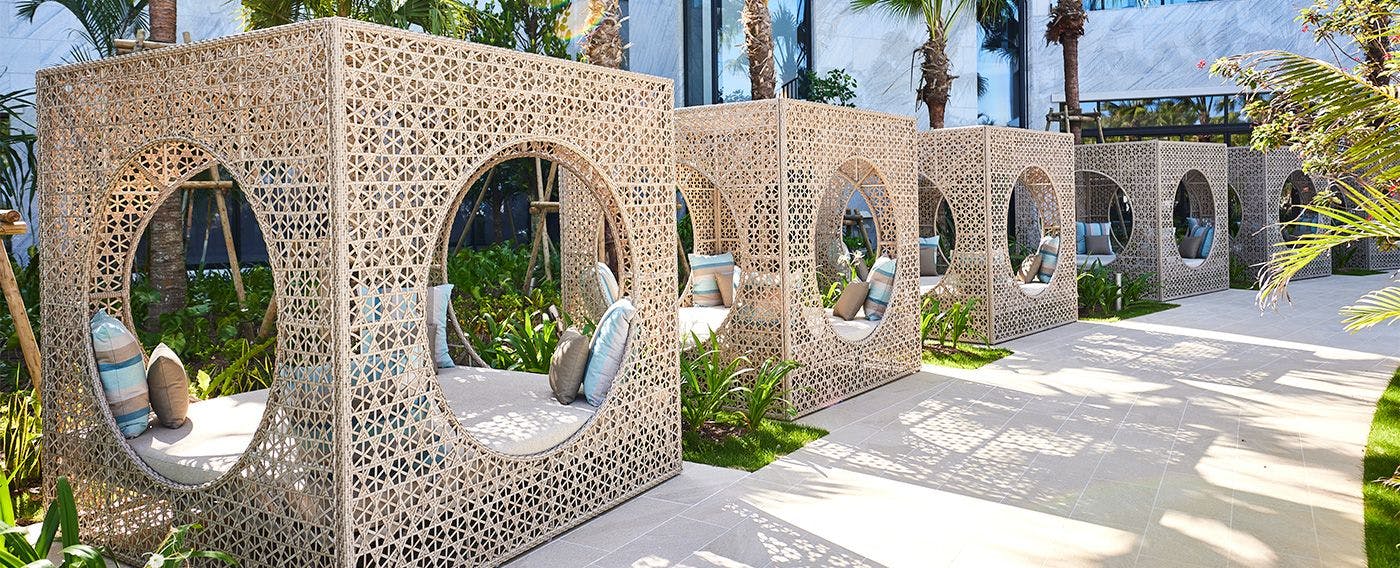 수영장 옆에는 리조트 분위기가 물씬 풍기는 카바나를 준비해 두었습니다.