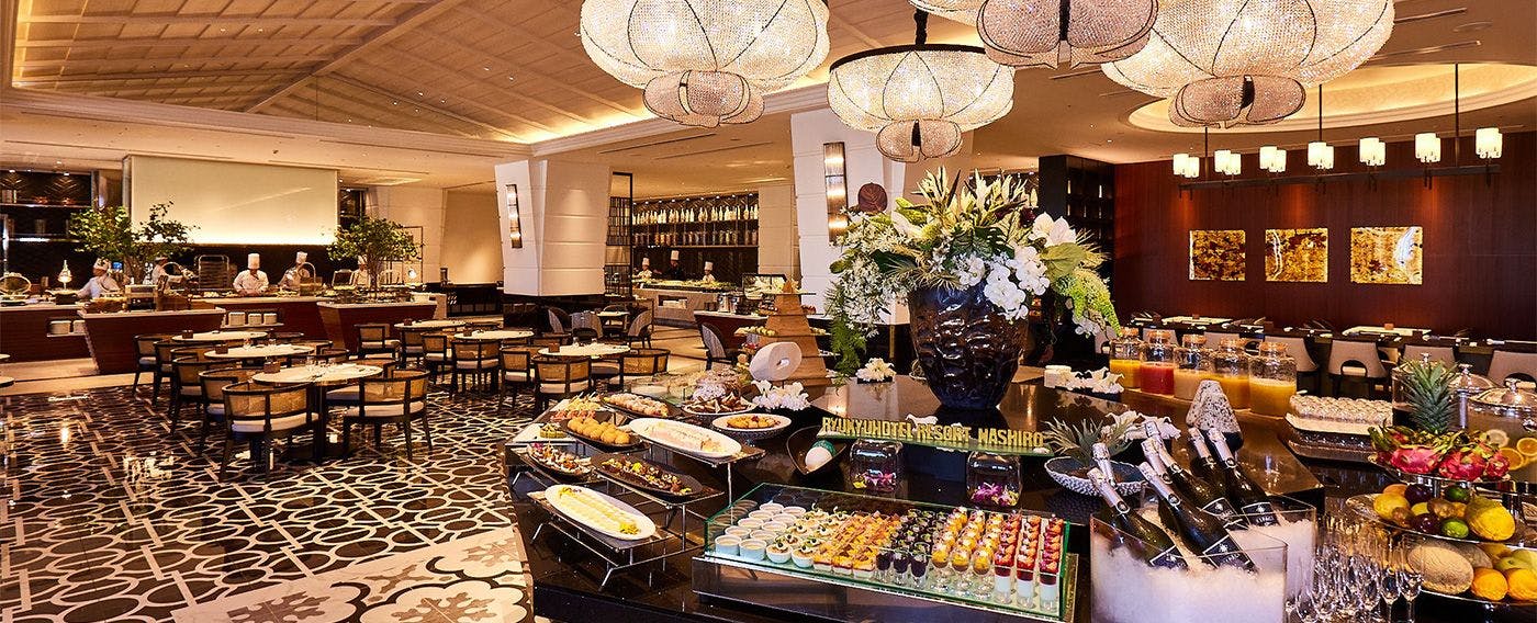 【조식】약 150종에 이르는 메뉴를 제공하며, 고품질의 식사로 하루를 화려하게 시작합니다.