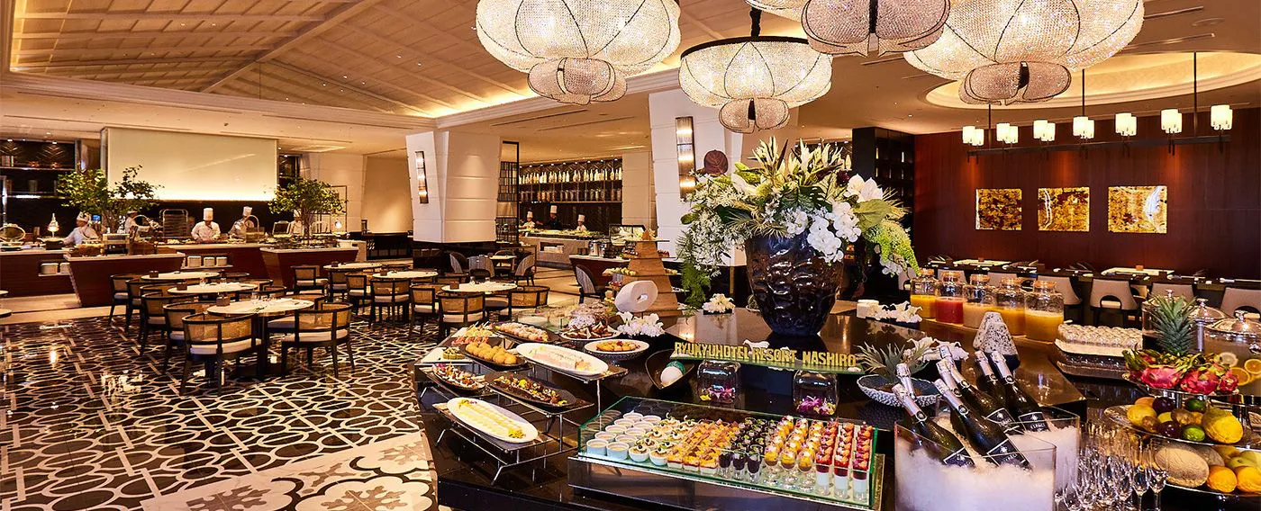 【조식】약 150종에 이르는 메뉴를 제공하며, 고품질의 식사로 하루를 화려하게 시작합니다.