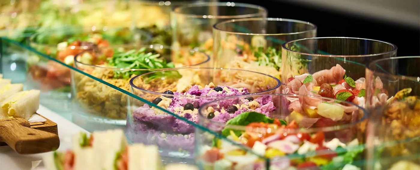 【조식】다양한 샐러드 바와 이곳에서만 맛볼 수 있는 다국적 요리를 준비했습니다.