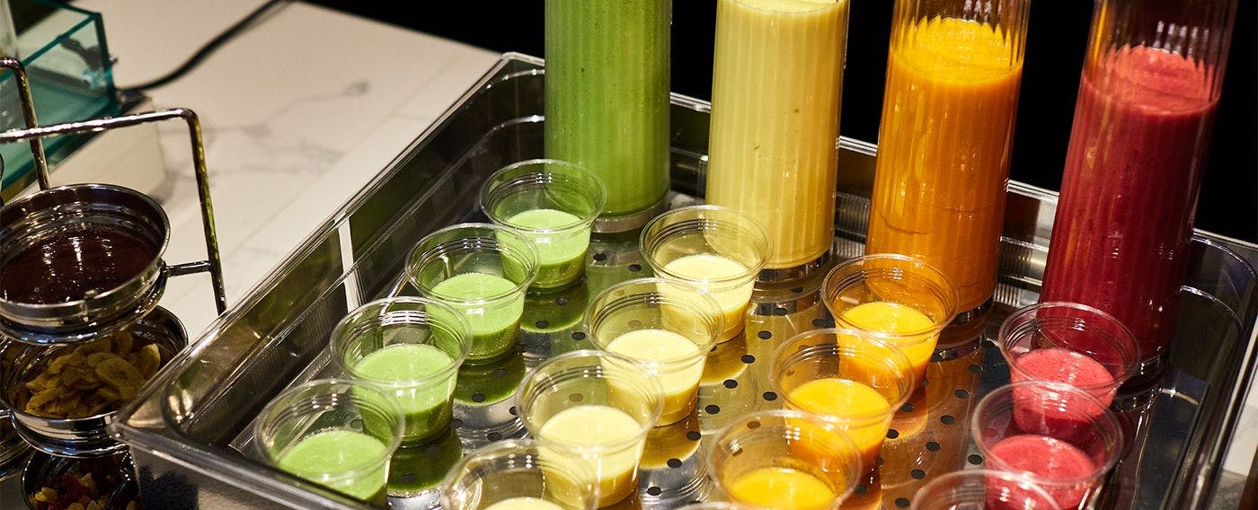 【조식】현장에서 준비된 신선한 열대 과일 스무디.