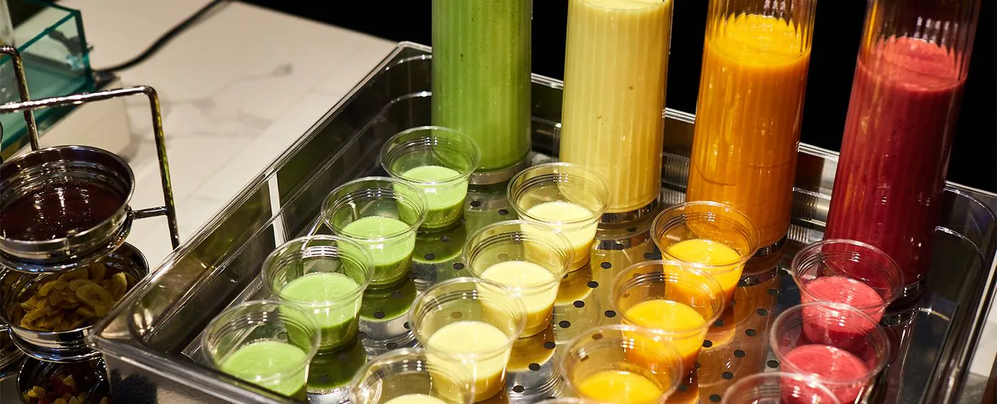 【조식】현장에서 준비된 신선한 열대 과일 스무디.