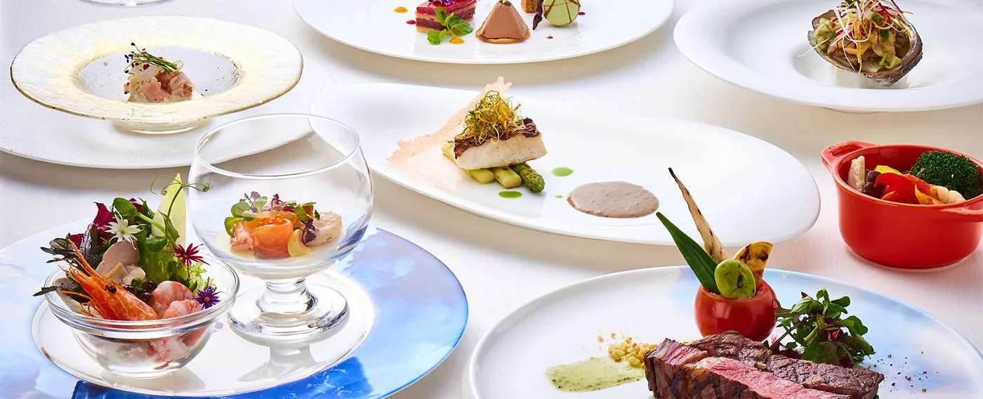 【디너】엄선된 재료로 만든 코스 요리를 제공합니다. 매직 아워의 바다를 바라보며 요리를 즐겨보세요.