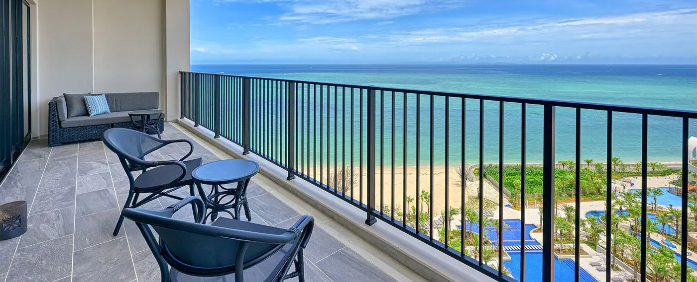 로얄 스위트(84㎡): 넓은 발코니에 소파가 준비되어 있습니다. 아름다운 바다와 석양을 독점적으로 감상하세요.