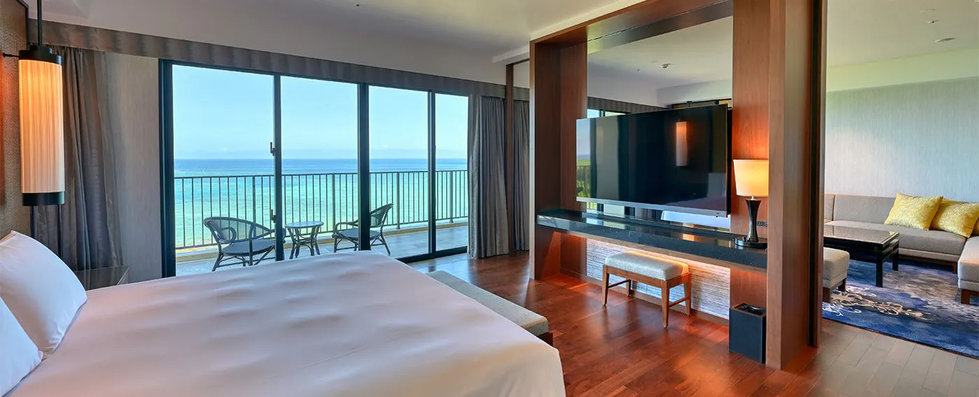 로얄 코너 스위트 킹 (94㎡): 거실과 침실이 분리된 넓은 공간.