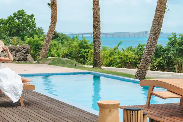 Teres Peribadi dengan Kolam Renang