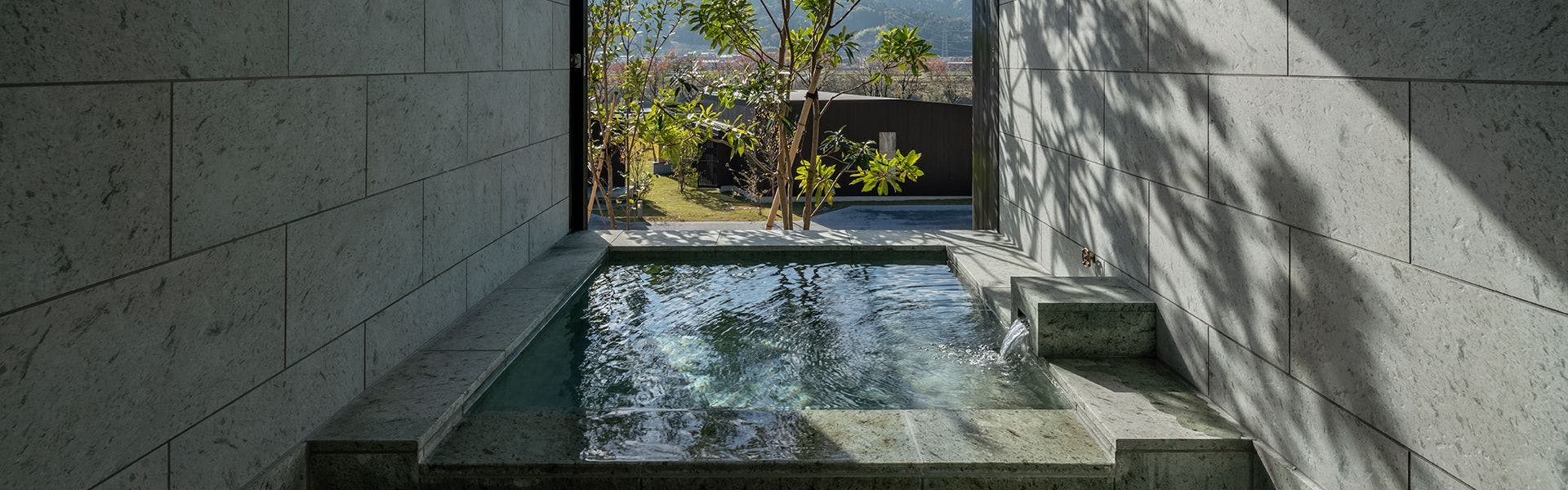 Kamar dengan Pemandian Semi Terbuka