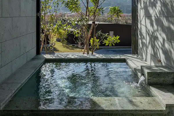 Kamar dengan Pemandian Semi Terbuka