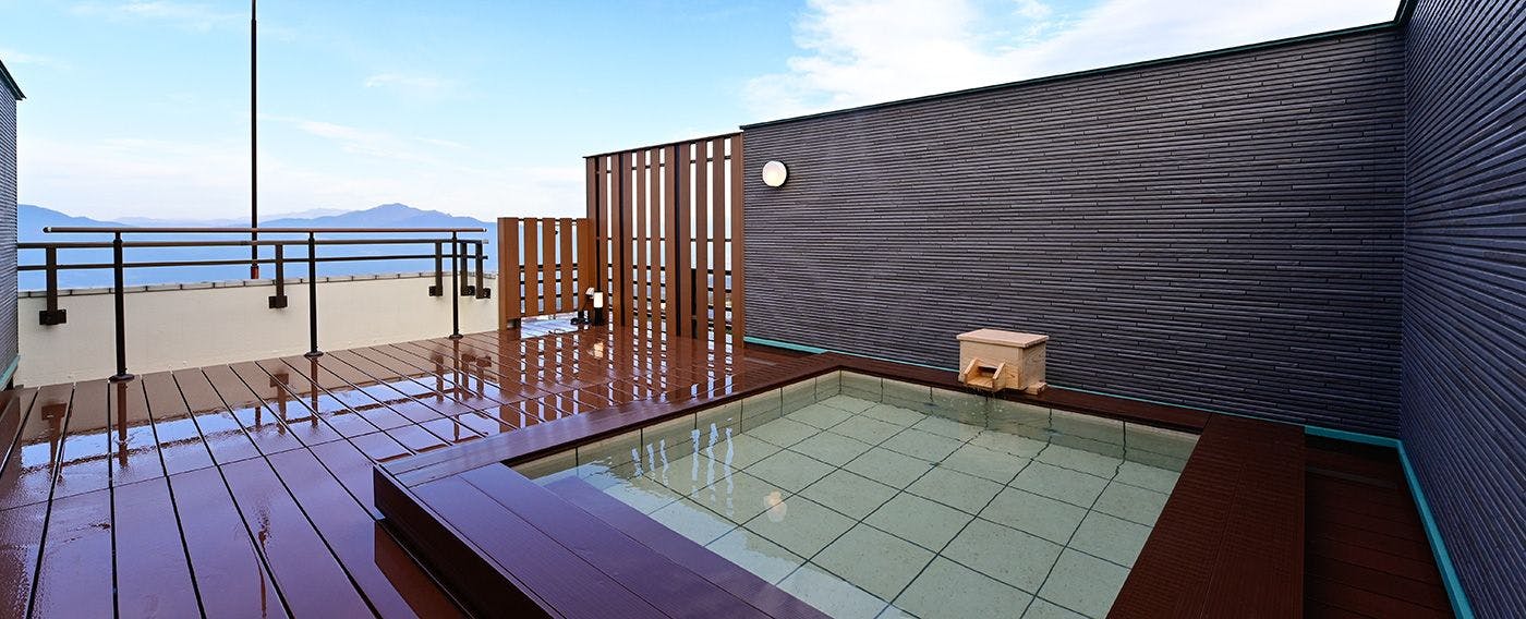 Pemandian terbuka dengan pemandangan 'Ukigumo'.