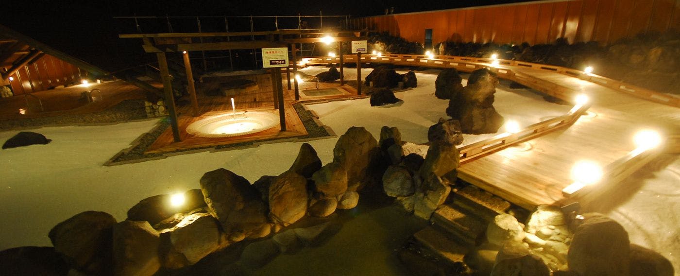 ออนเซ็นกลางแจ้งในยามค่ำคืน