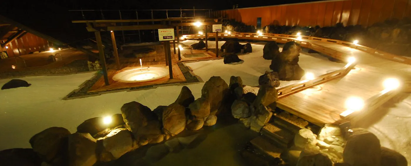 ออนเซ็นกลางแจ้งในยามค่ำคืน