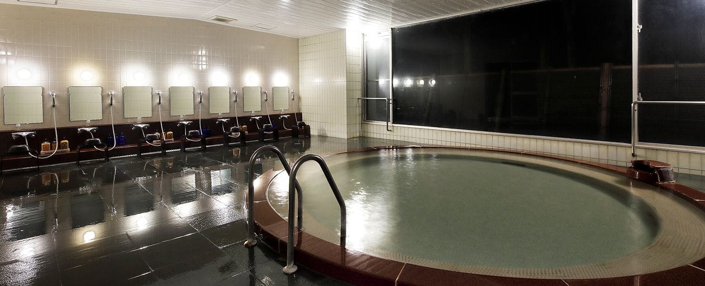 Kolam mandi besar pada waktu malam