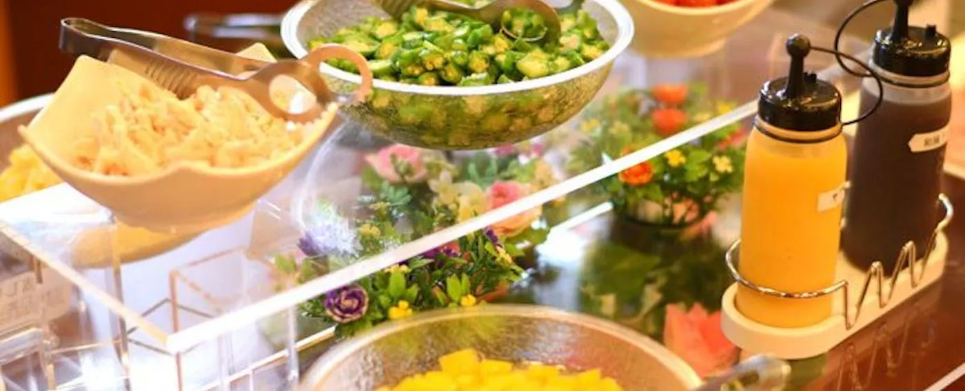 อาหารเช้าแบบบุฟเฟ่ต์ญี่ปุ่นและตะวันตก