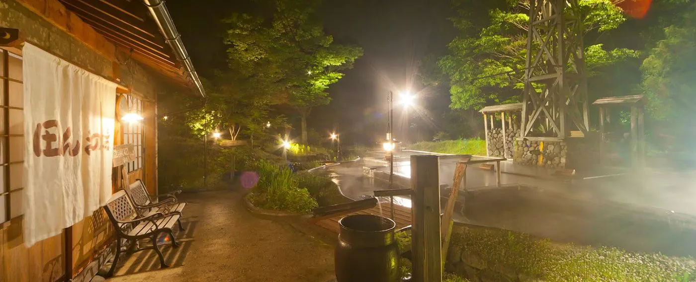 บ่อน้ำร้อนทัมโบในตอนกลางคืน