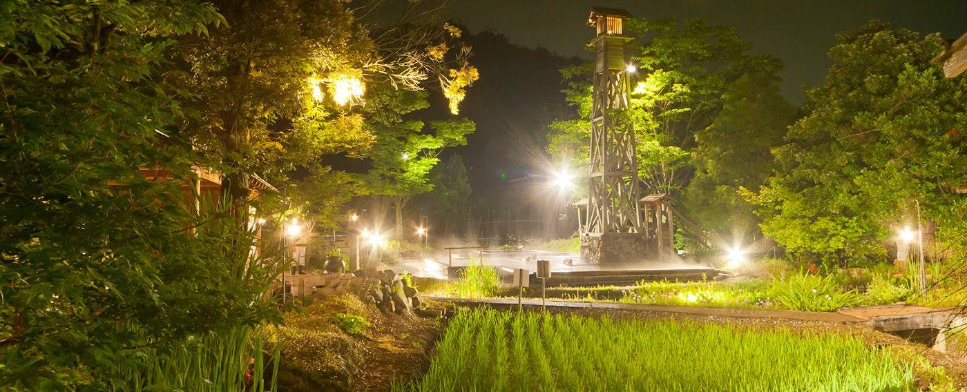 บ่อน้ำร้อนทัมโบในตอนกลางคืน