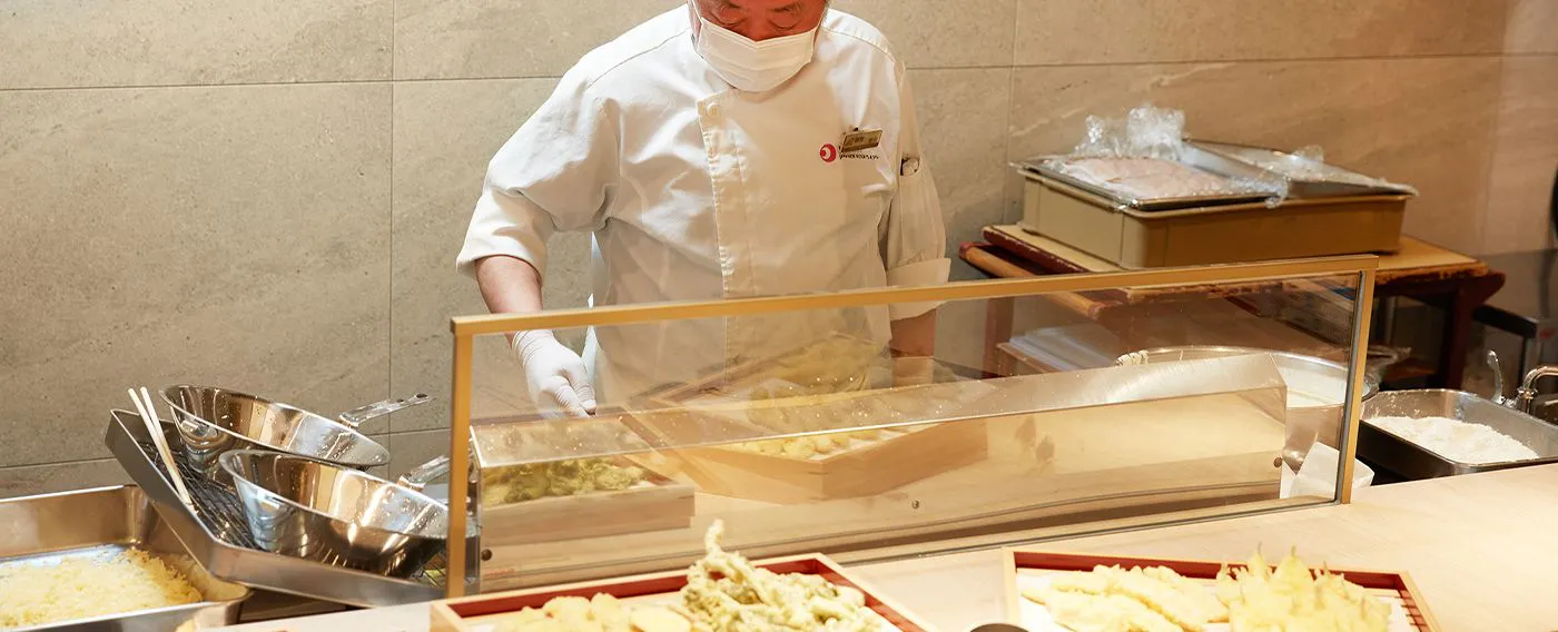 ライブキッチンでは出来たて熱々のお料理を提供