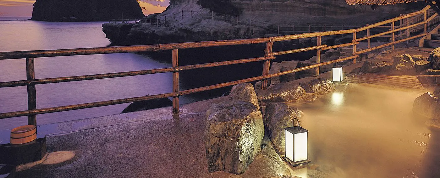 อ่างอาบน้ำกลางแจ้งในตอนกลางคืน