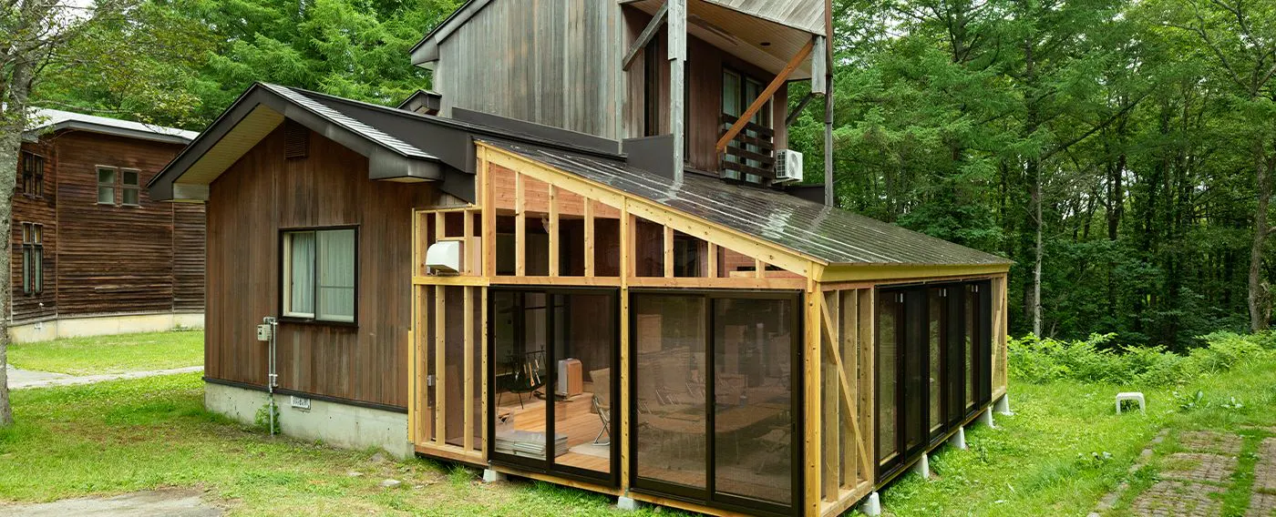 บ้านพักแบบ 3LDK พร้อมระเบียงห้องนั่งเล่น.