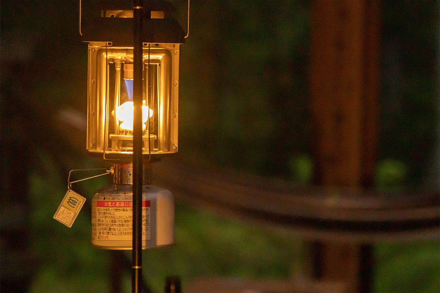 คอทเทจแบบบ้านเดี่ยว 3LDK พร้อมระเบียงห้องนั่งเล่น ภาพกลางคืน