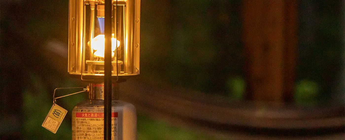 คอทเทจแบบบ้านเดี่ยว 3LDK พร้อมระเบียงห้องนั่งเล่น ภาพกลางคืน