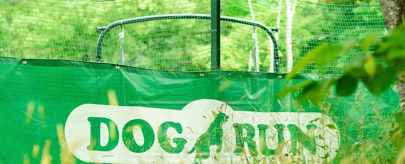 ลานวิ่งเล่นสำหรับสุนัขที่มีหญ้าเทียม