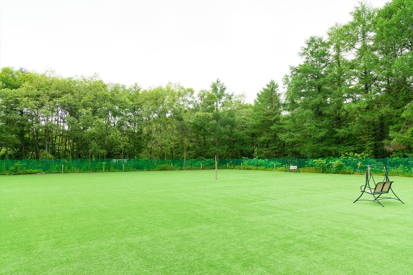 ลานวิ่งเล่นสำหรับสุนัขที่มีหญ้าเทียม