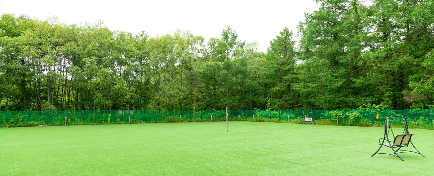 ลานวิ่งเล่นสำหรับสุนัขที่มีหญ้าเทียม