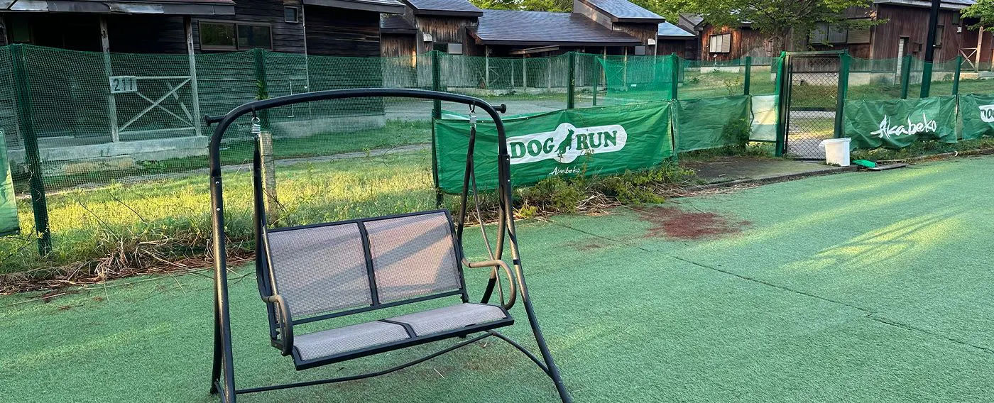 ลานวิ่งเล่นสำหรับสุนัขที่มีหญ้าเทียม