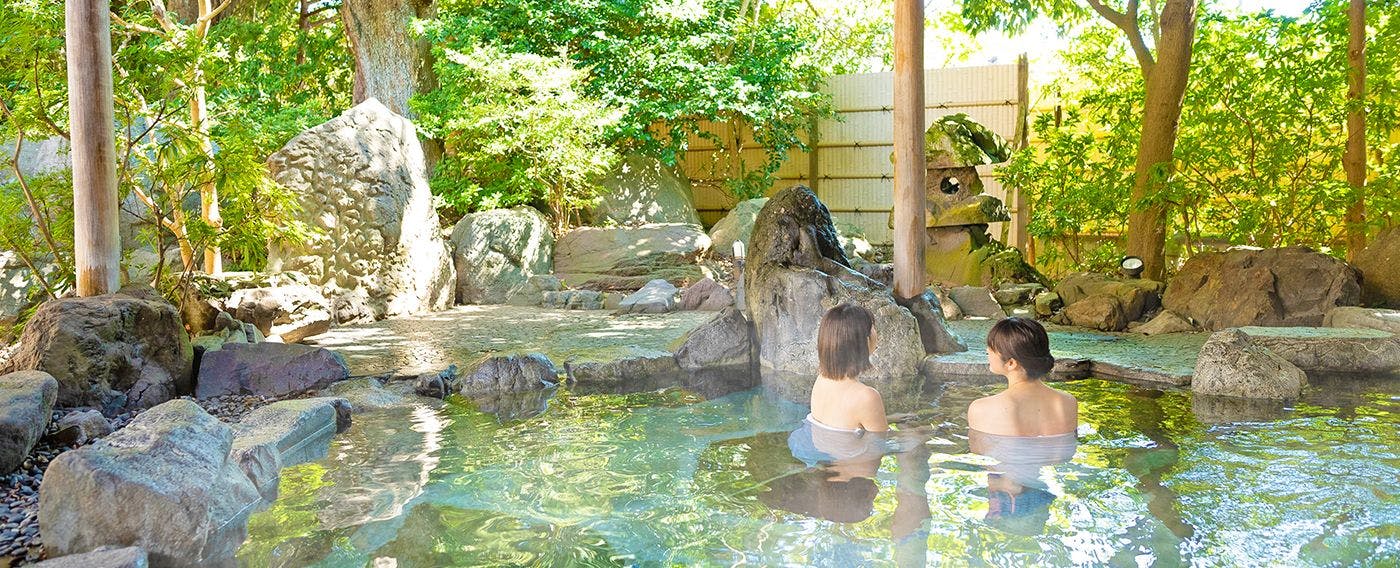 อ่างอาบน้ำกลางแจ้งในสวน