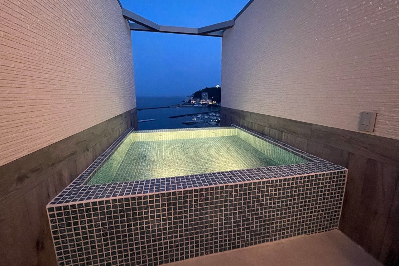 อ่างอาบน้ำกลางแจ้งพร้อมวิวพระอาทิตย์ตก