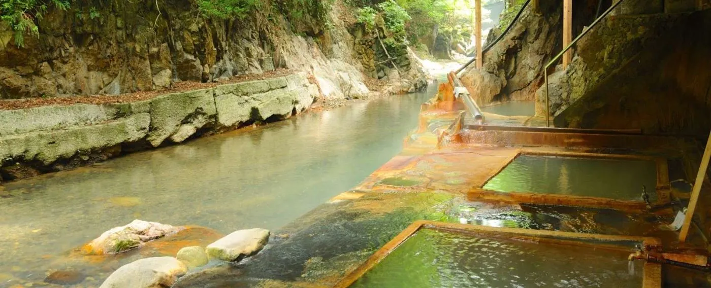 Pemandian air panas terbuka di tepi sungai
