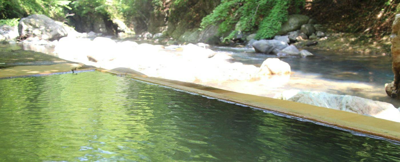 Pemandian air panas terbuka di tepi sungai khusus wanita