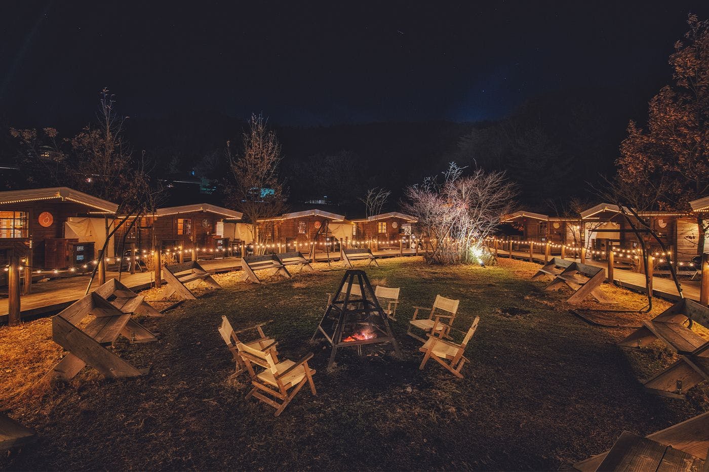 แกลมปิ้ง แบบเคบิน ภายนอก ตอนกลางคืน