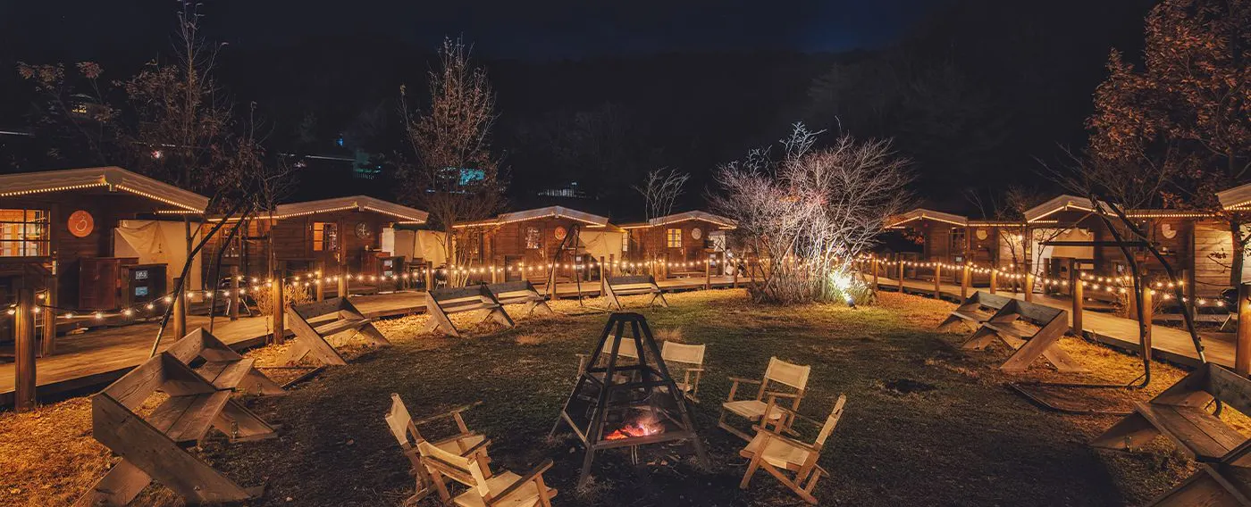 แกลมปิ้ง แบบเคบิน ภายนอก ตอนกลางคืน