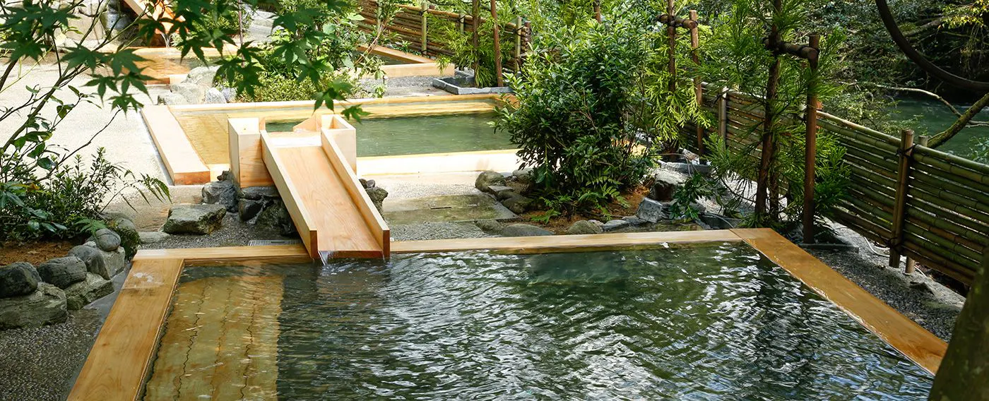 บ่อน้ำพุร้อนกลางแจ้งแบบผสม "Yubatake"