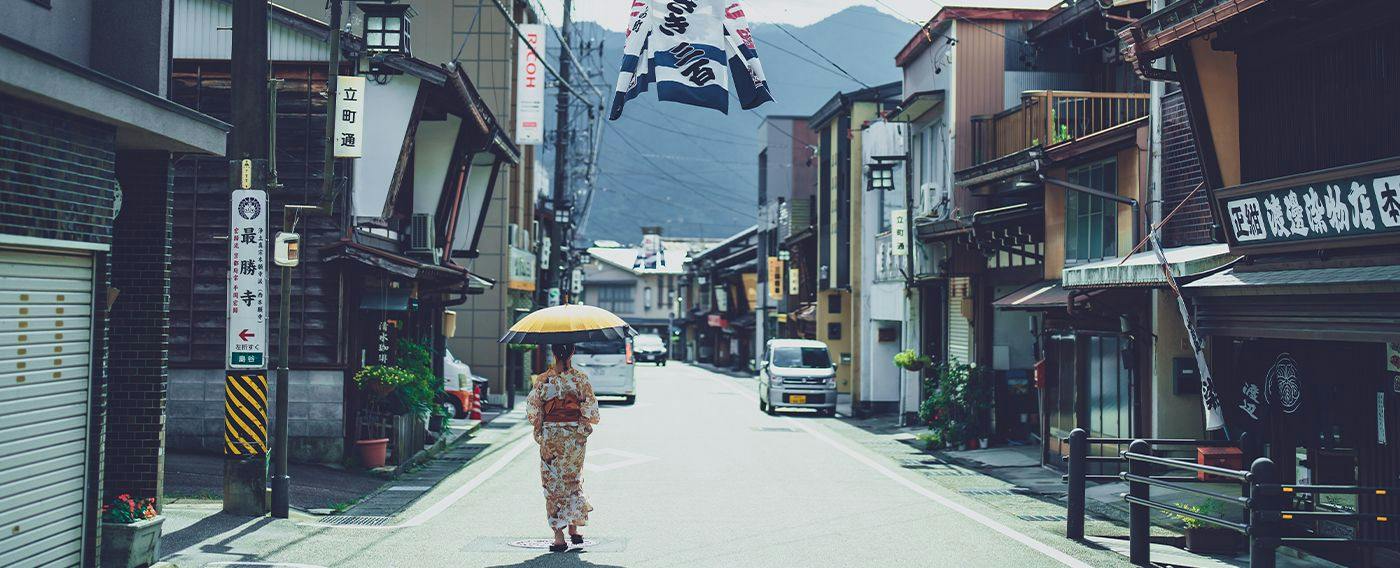THE OAK GUJO [A Whole House Rental in the Town of Clear Streams and Dance]