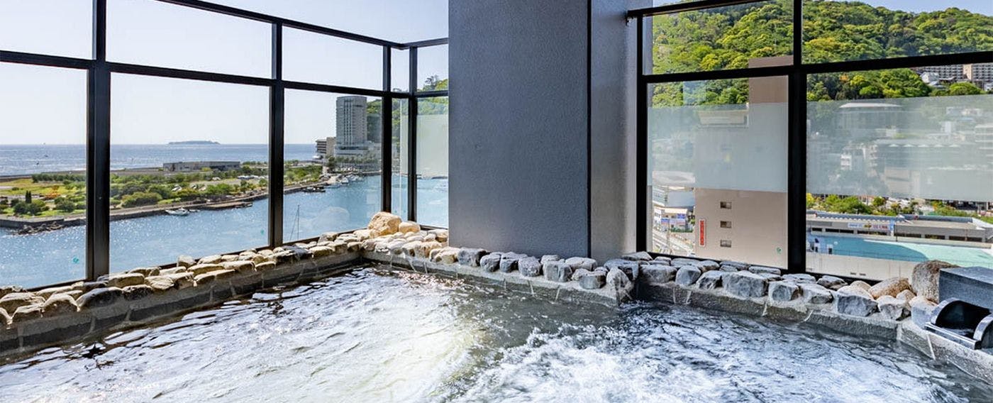 Pemandian Air Panas Terbuka dengan Pemandangan