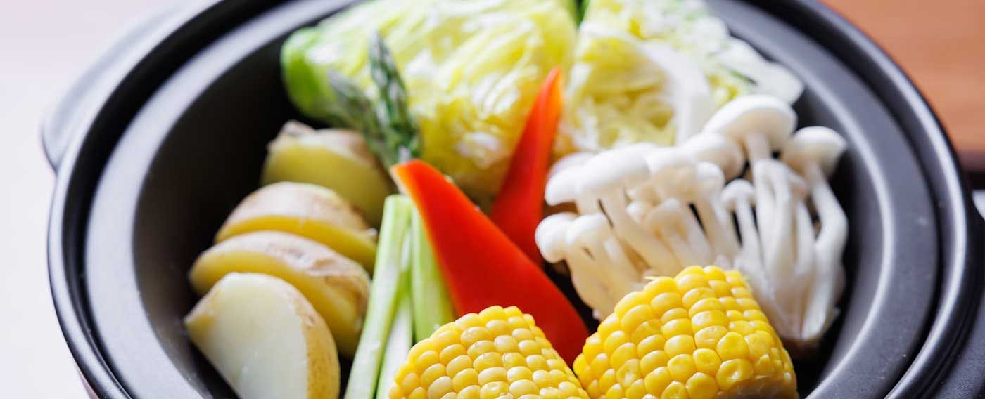 Sayur musiman kukus dalam donabe